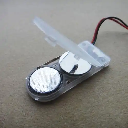 下面为装电池后的效果(点击图片购买电池),电池正负极请按照电池