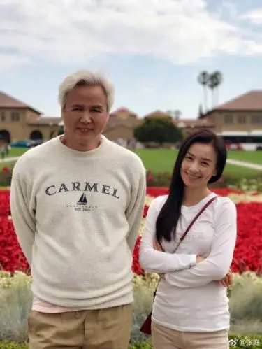 8月6日,张庭在微博上晒出了与丈夫在一起出游的合影,并发