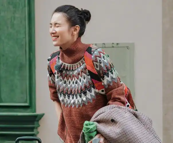 被宋佳美到了,《小姐姐的花店》里扎丸子头俏皮又减龄,嫩回20岁