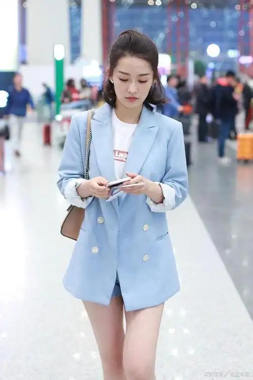 李沁的成熟职业装撩到人了,蓝色小西装配牛仔裤,气质绝了