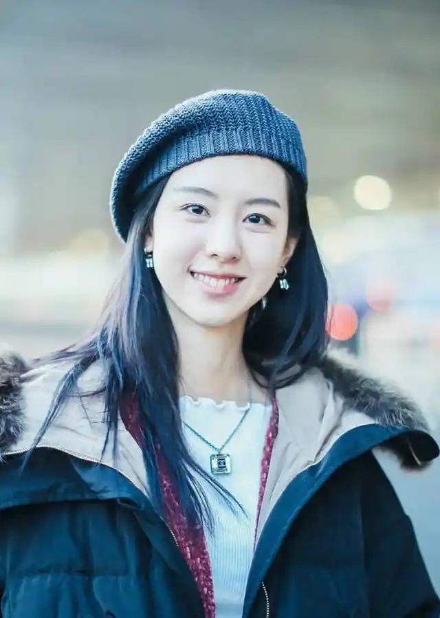 陈都灵素颜现身,才25岁就顶着两个大眼袋,网友:少女变阿姨了