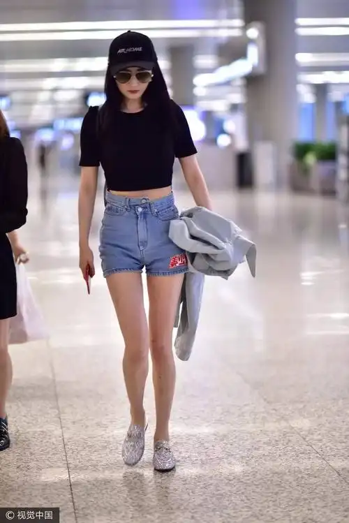 宋茜▲蔡依林行走的"小腰精们",穿着crop-top都显得腰很细