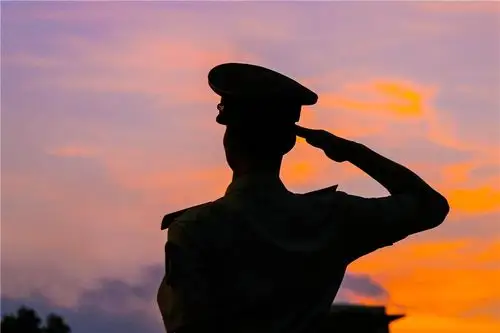 军人的眼睛永远目视前方,充满对祖国的依依眷恋,对人民的似水柔情