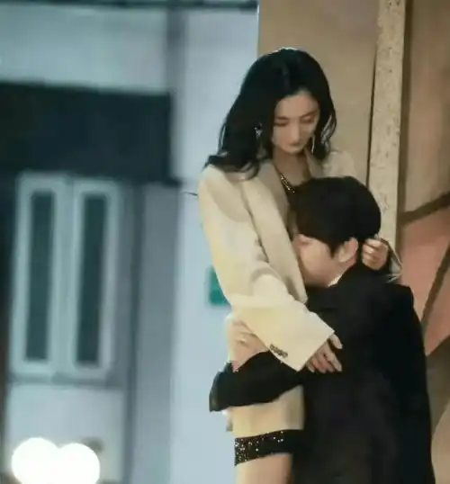 原创魏大勋紧搂杨幂纤腰刘恺威之外无人能比他们更亲近