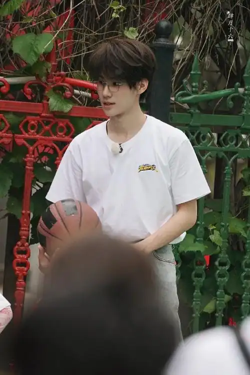 张真源跑男陪小朋友打篮球