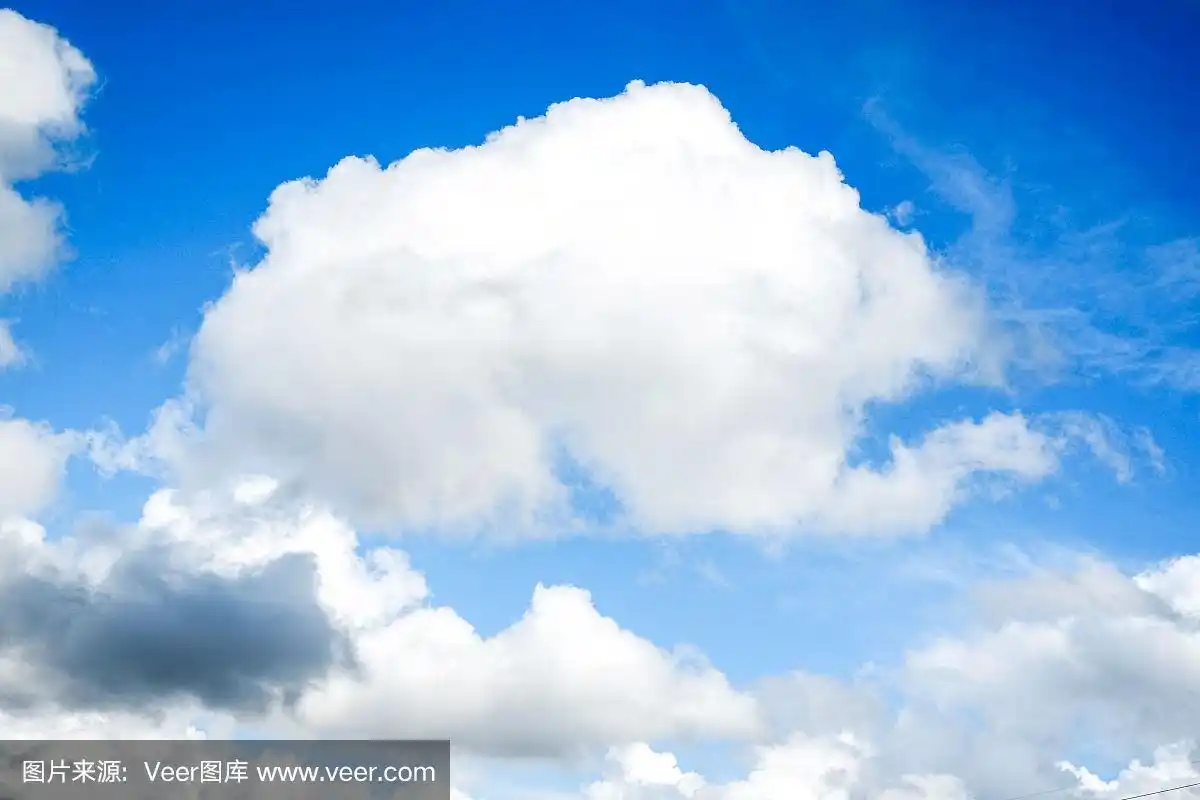 天空中雪白的云朵奇形怪状