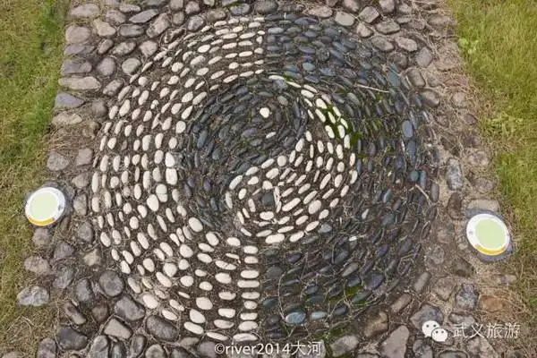 太极湖名副其实,中间的一条道路把湖面分割成了两部分.