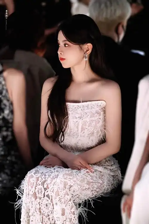 #杨超越钉珠蕾丝裙##杨超越上海时装周#