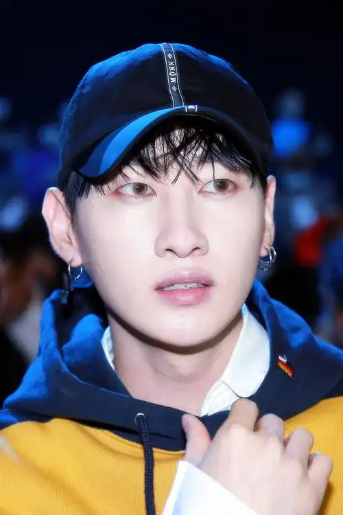 姜成勋利特银赫现身时装周 人气超高风采依旧