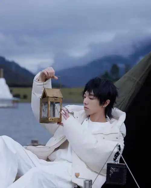 华晨宇今日大秀造型写真一身白色look的花花山野云海间大片