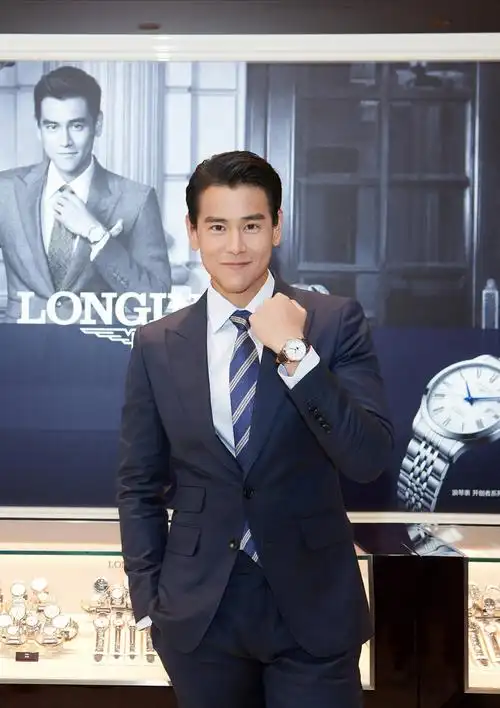 型男彭于晏,身穿亮黑色西装尽显成熟魅力,男神的肌肉线条真man_人民号