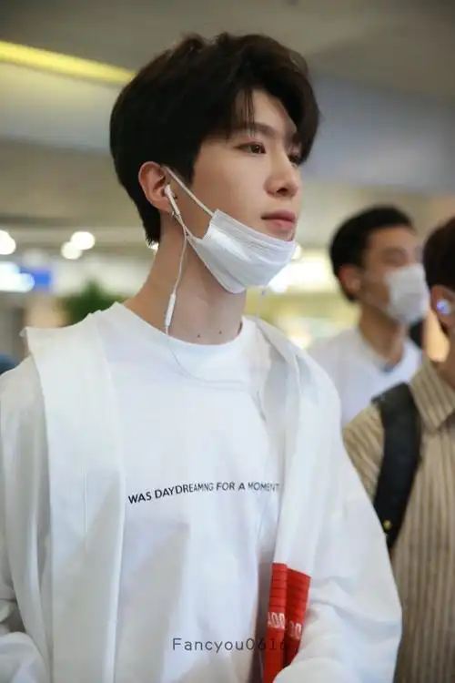 范丞丞穿白衣现身机场皮肤白嫩帅气十足,重新染回黑发依旧很好看