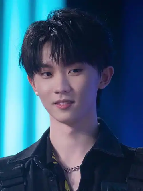 马嘉祺《夏日少年派》新剧照 特工小马的喉结好绝啊 ……__财经头条