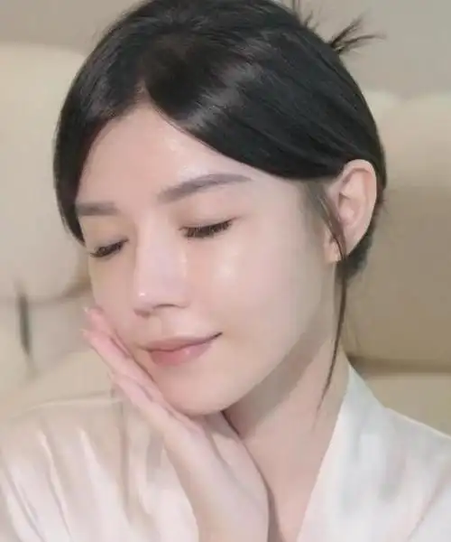 好的皮肤光滑细腻,是颜值的重要保障,让人看上去无需过多装点五官