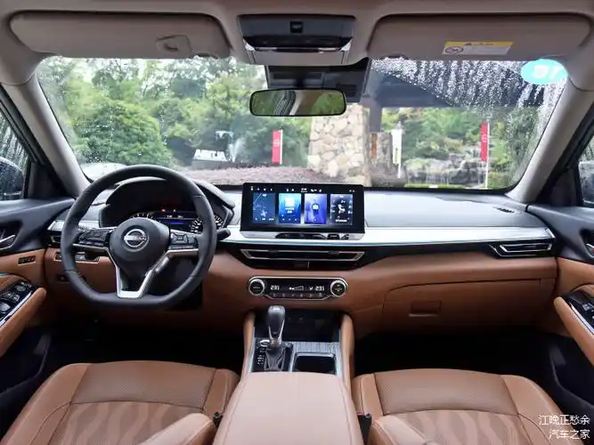 丰田凯美瑞的内饰设计典雅大方,材质和工艺的高级感无处不在.