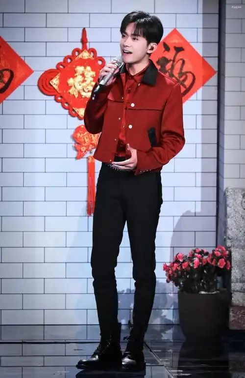 易烊千玺超话2021 /0211 /210211央视春晚好烂漫的一位#易烊千玺电影