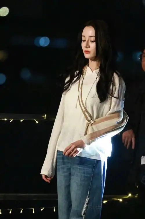 迪丽热巴聂九罗##迪丽热巴白衣牛仔裤路透