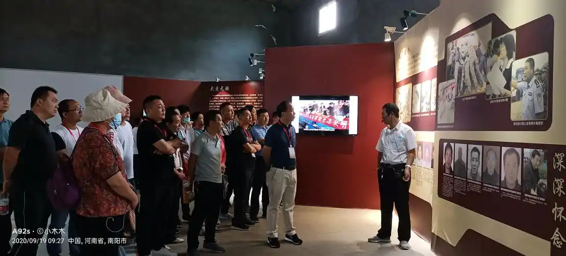 学员参观南水北调图片展