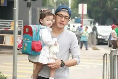 杨幂5岁女儿"小糯米"颜值曝光,和妈妈一模一样,难怪总藏着