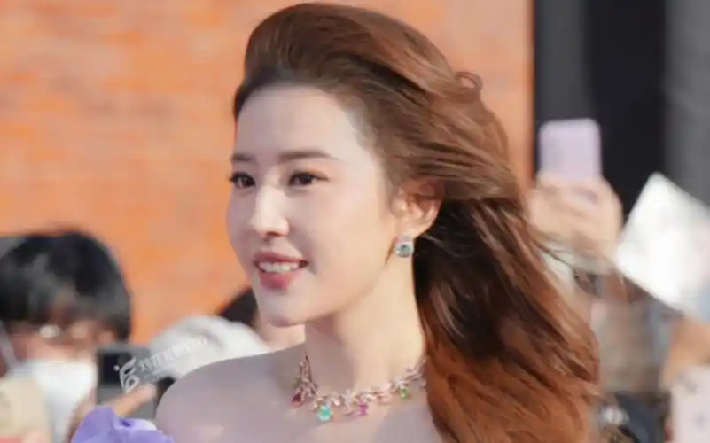 【刘亦菲】温软如玉却开出璀璨的花朵,是神女的笑意迎来,折射出的光芒