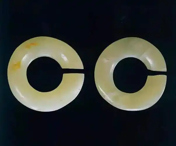 最早的玉器 在内蒙古赤峰市敖汉旗兴隆洼遗址的遗骸头骨左边露出了