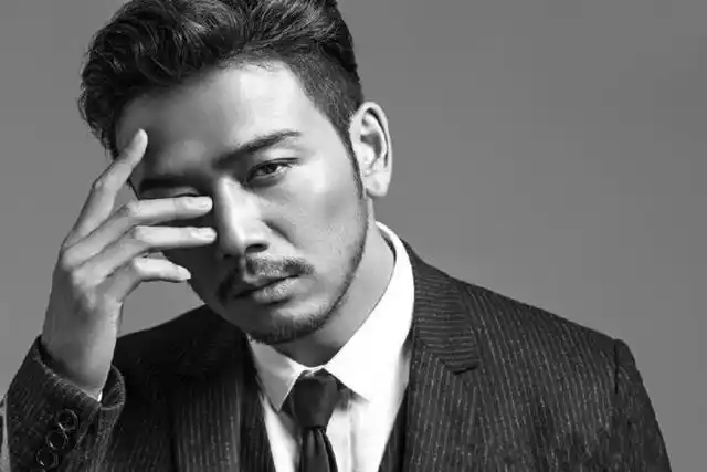 一位男演员演绎的电视剧无不大火为此获奖无数也有一段完美的婚姻