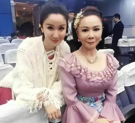 早知道杨紫和娄艺潇变成这样网友表示还不如喜欢蔡明奶奶呢