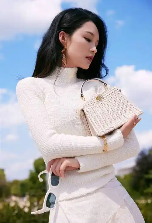 李沁巴黎街头秀时尚 镂空裙潇洒风采引关注_魅力_网友_照片