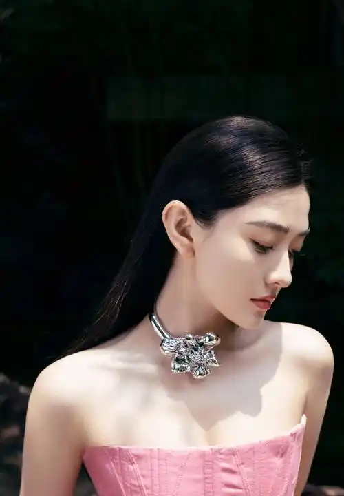 梁洁粉色芭比抹身材阔腿裤优雅满分_风格_时尚_魅力