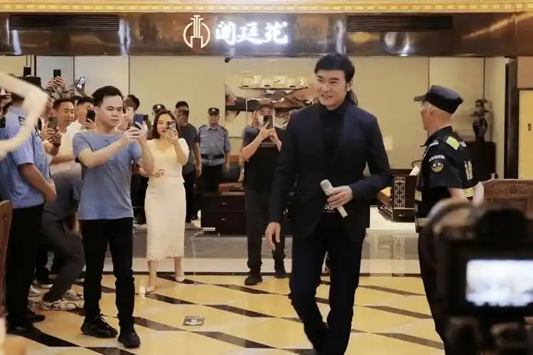 原创55岁焦恩俊五一仍在工作,挣钱捞金好辛酸,男神身材颜值依然能打