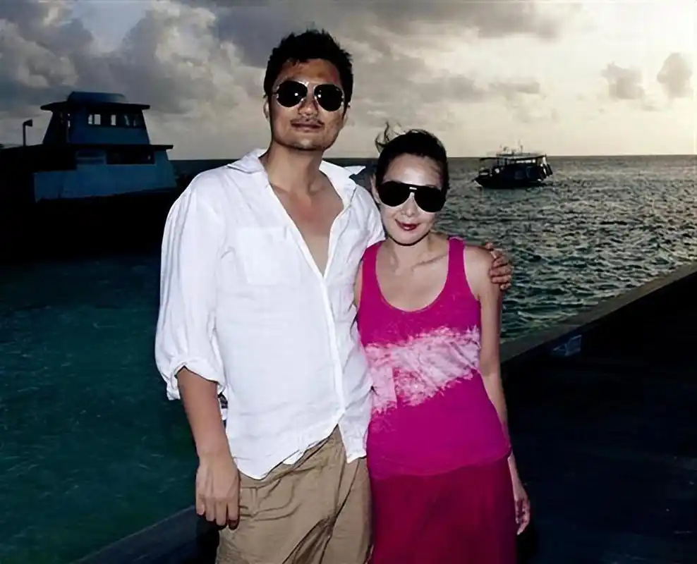 2011年,娱乐圈知名歌手刘若英与富豪钟小江喜结连理,这一消息曝贵后