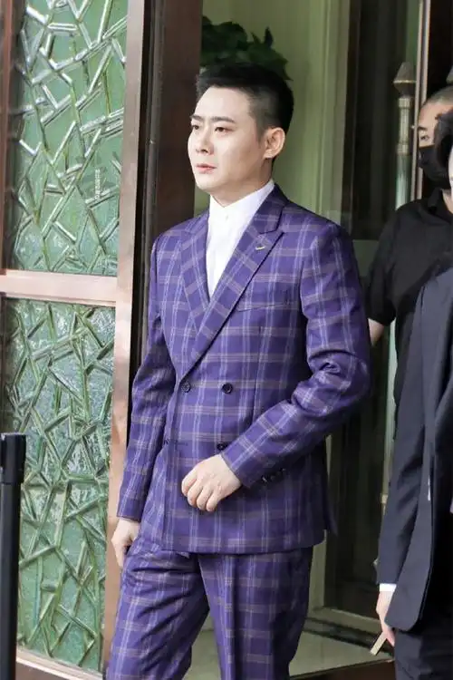 德云男团录制节目,栾云平穿蓝色格子西装出镜,真是"霸道总裁"