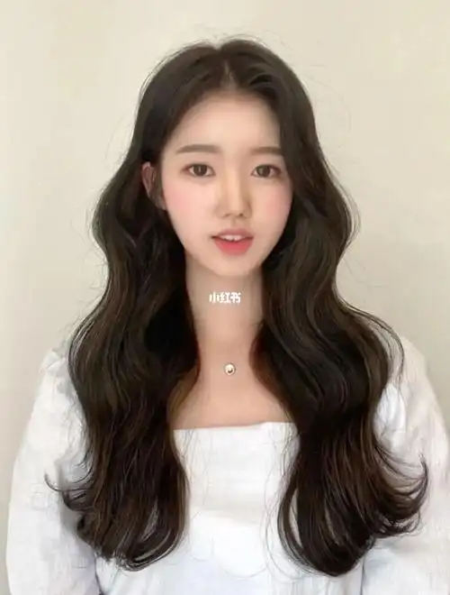 海浪卷度,轻轻勾勒出一张小脸蛋,搭配上法式刘海或者偏分八字刘海美