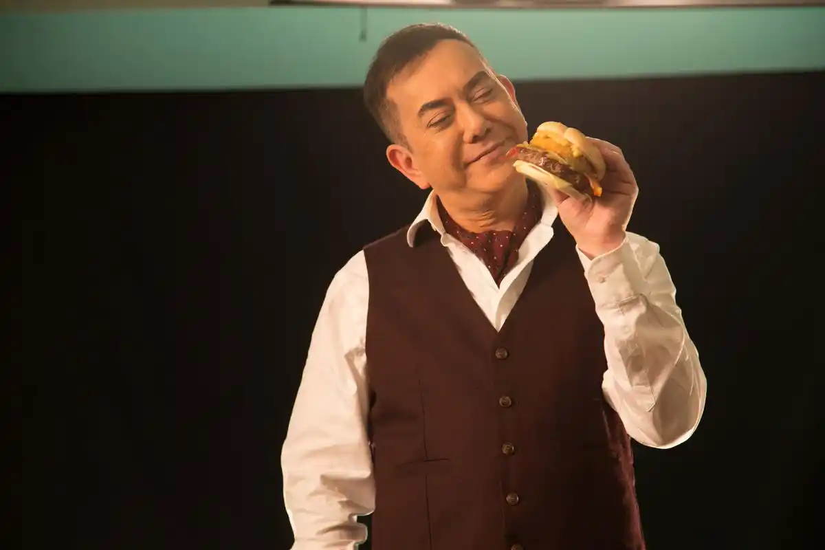 影帝黄秋生加盟某品牌 复古白t马甲亲和力十足