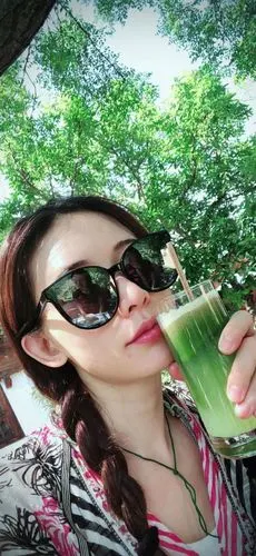 林志玲晒戴墨镜自拍 皮肤雪白嘴唇粉嫩麻花辫俏皮