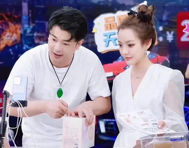 辛巴7000万粉丝女徒弟蛋蛋思聪给她送花她说王思聪算哪根葱