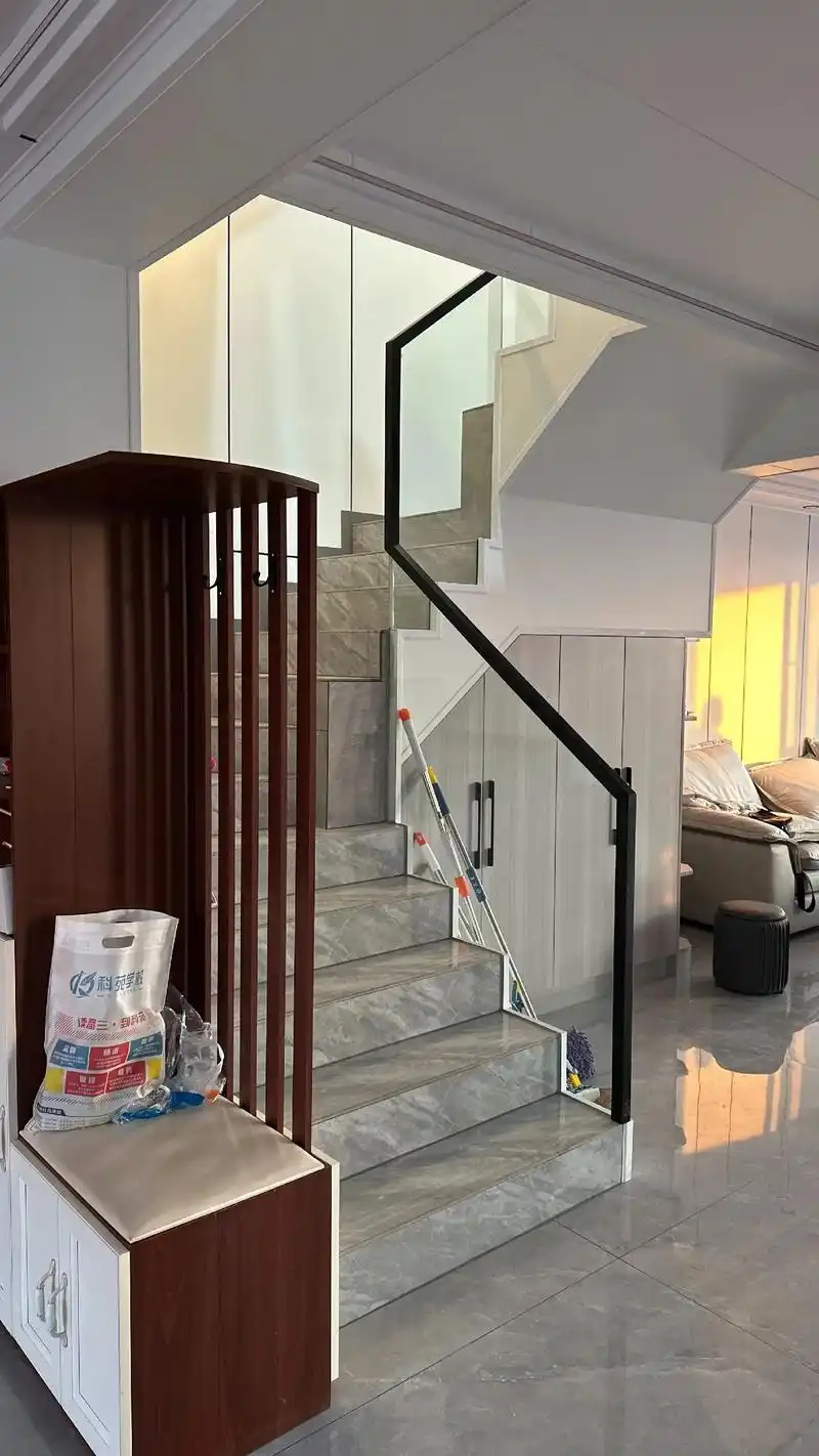 楼梯玻璃扶手效果图 客户安装后效果 - 抖音