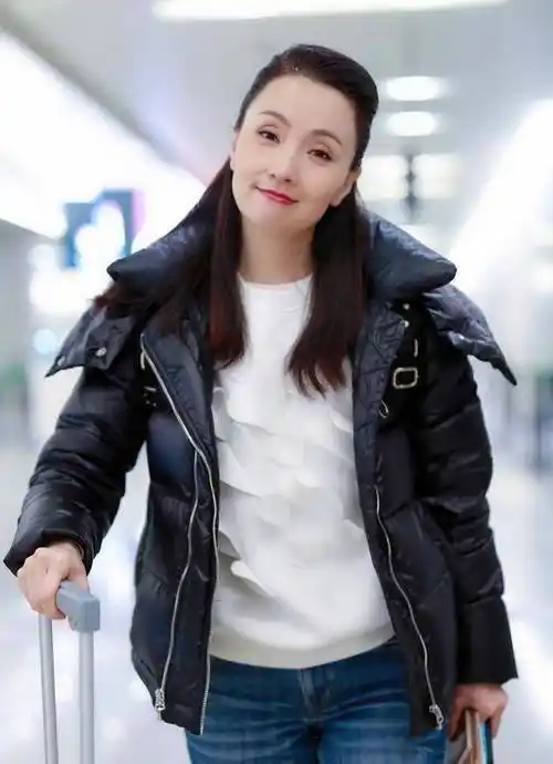 原创原创48岁陶虹浓妆走机场亮皮面包服搭白t保暖时髦歪头卖萌似少女