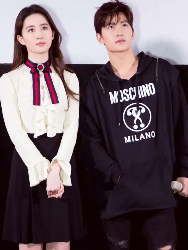 杨洋与刘亦菲同框,帅哥配美女,十分养眼!