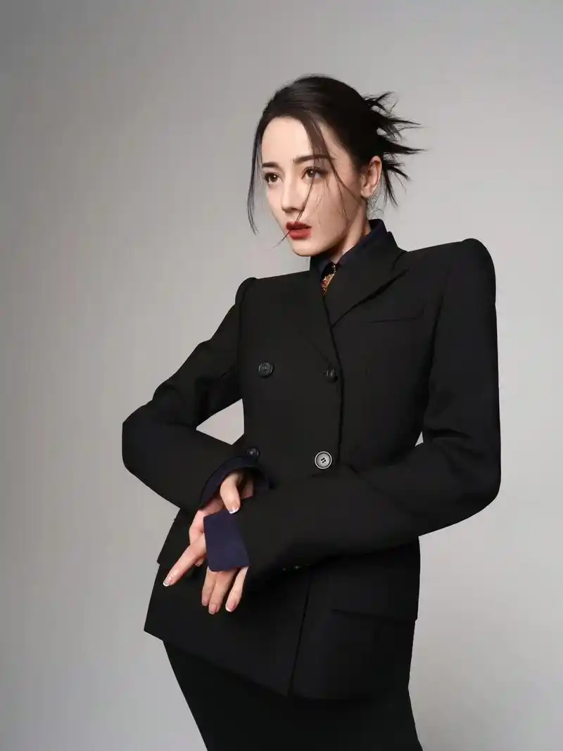 迪丽热巴黑色西装套装 #迪丽热巴 酷飒率性 气场全开 尽 - 抖音