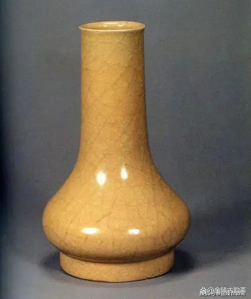 南宋修内司官窑青瓷直颈瓶(穿带瓶)惊现杭州南宋官窑博物馆
