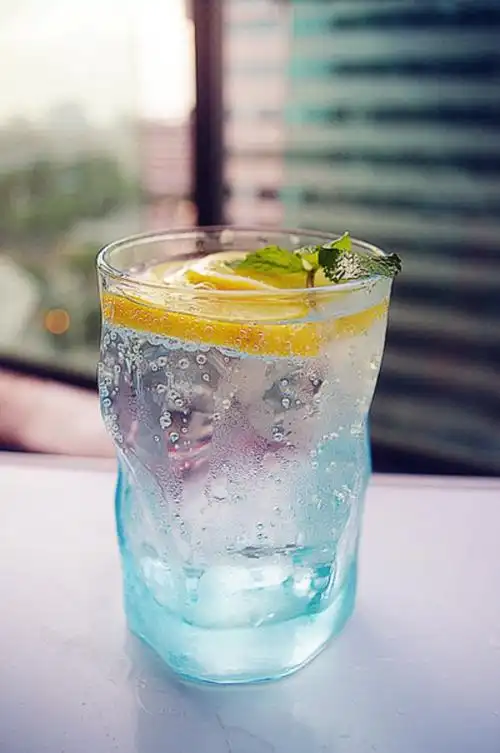倒满一杯的雪碧,放两片蜜渍柠檬,加个小青… - 堆糖,美图壁纸兴趣社区