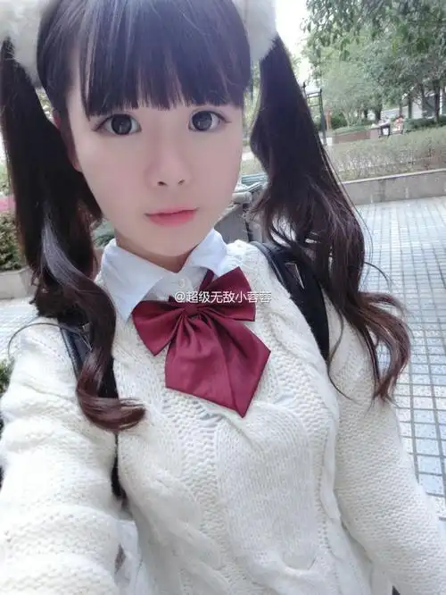 组图:18岁高中校花晒写真 大眼迷人身材窈窕 : 近日,来自上海某中学的