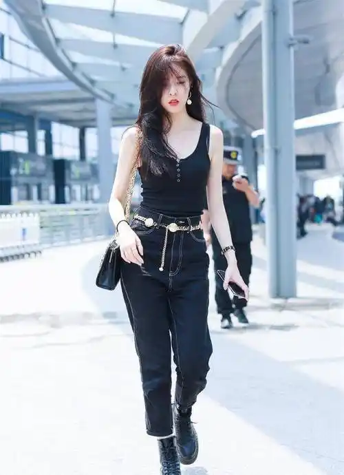 原创被宋妍霏的酒杯腿迷住黑色西装直接当裙子穿效果惊艳