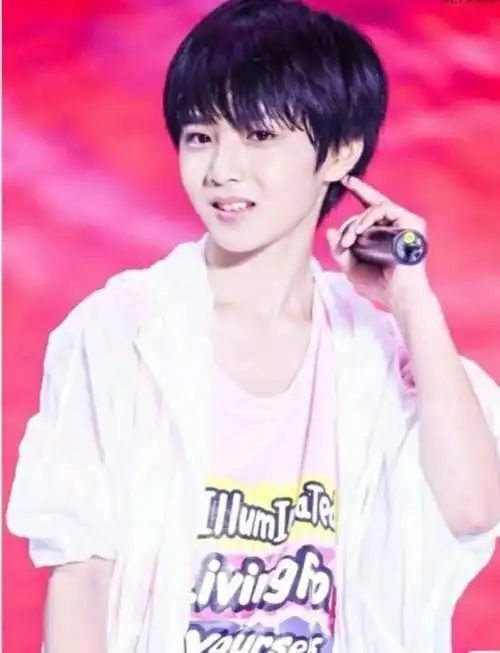 刘耀文小学旧照##刘耀文小学穿校服戴红领巾旧照