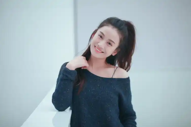 1/5演员隋源近日曝光一组早秋甜美大片,阳光下的她笑容甜美治愈,身穿