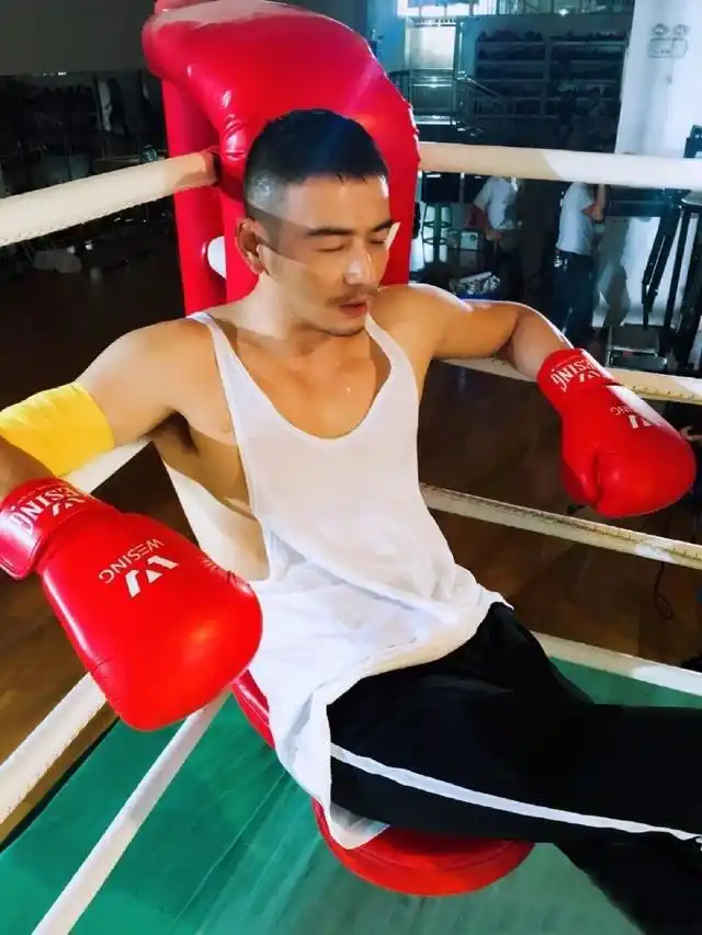 杨烁肌肉身材照片曝光男性魅力十足,一言不合秀肌肉,粉丝招架不住.