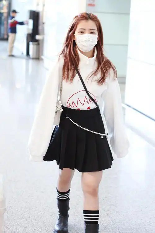 11月2号,赖美云现身机场.