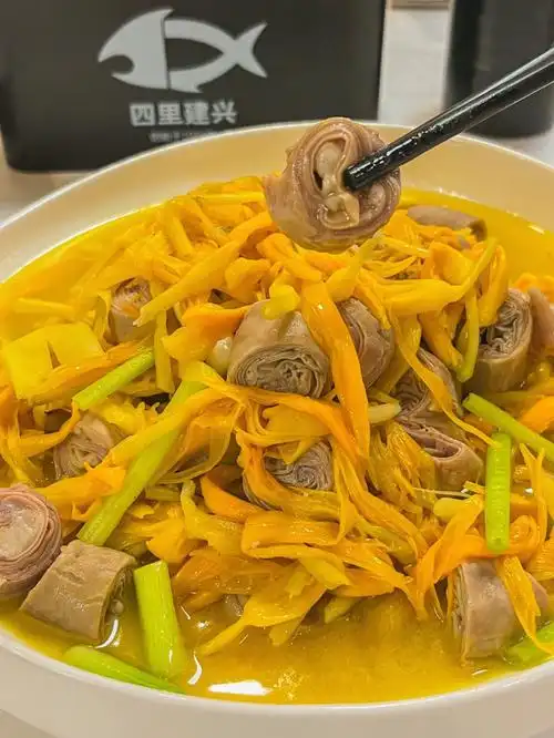 在滨北有一家海鲜餐厅口味超赞除了会做海鲜家常菜也做的敲棒～1984年