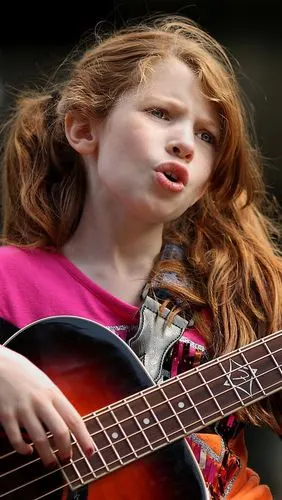 可爱的小女孩弹吉他和唱歌